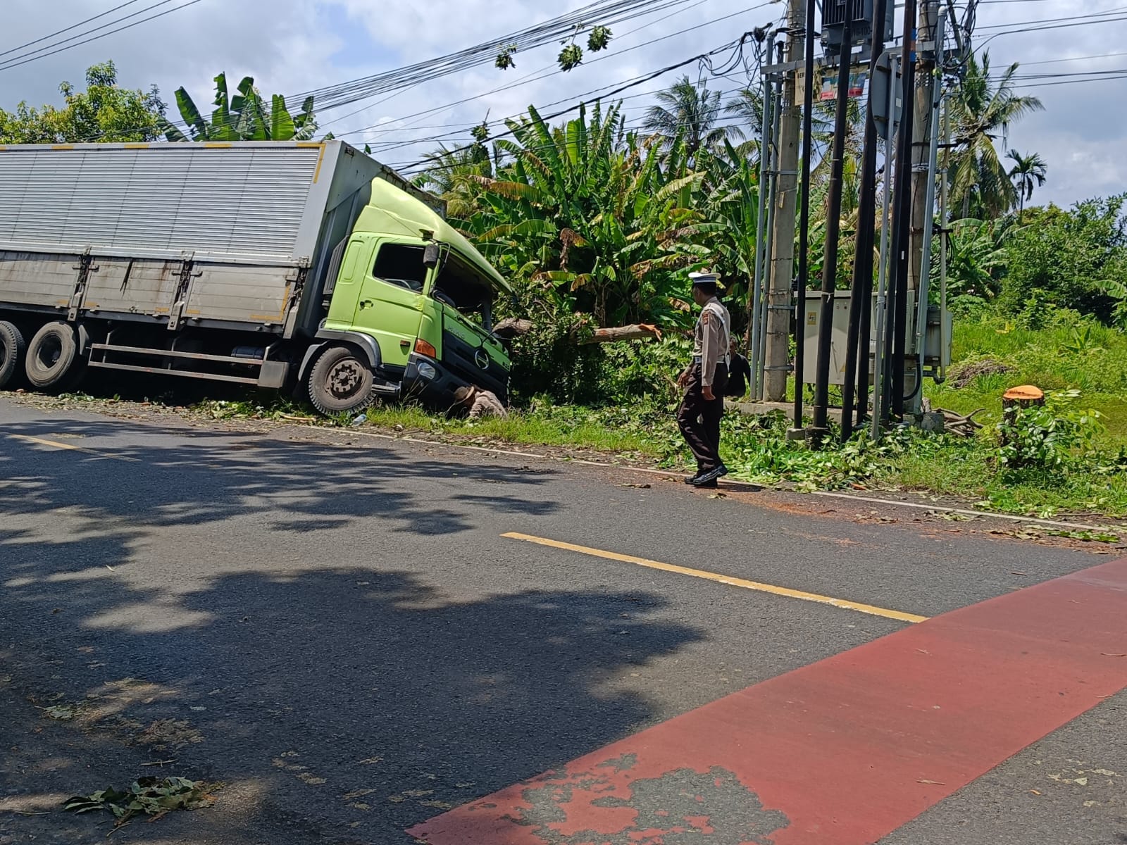 Truk box B 9920 TEY yang mengalami kecelakaan di Jalan Denpasar-Gilimanuk, SImpang Madura, Desa Candikusuma, Melaya.