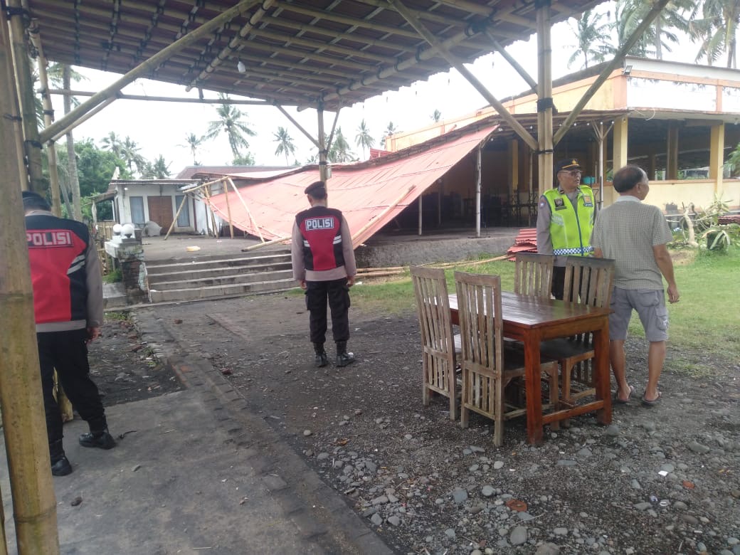 ROBOH : kondisi atap Rumah Makan Banyuwangi Echo di Desa Pengeragoan, Kecamatan Pekutatan yang terlepas akibat cuaca buruk, Minggu (9/2/2025).