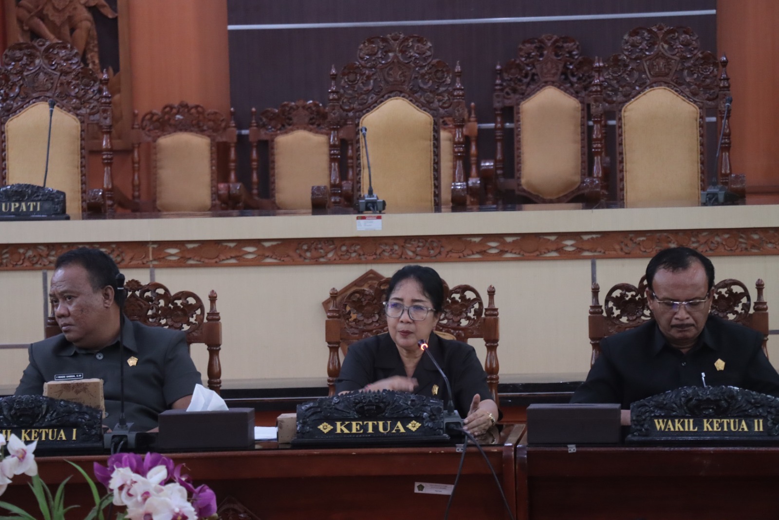 Ketua DPRD Kabupaten Jembrana, Ni Made Sri Sutharmi saat memimpit rapat kerja prihal nasib para pegawai non-ASN yang berlangsung di Ruang Rapat DPRD Kabupaten Jembrana, Senin (10/2/2025).