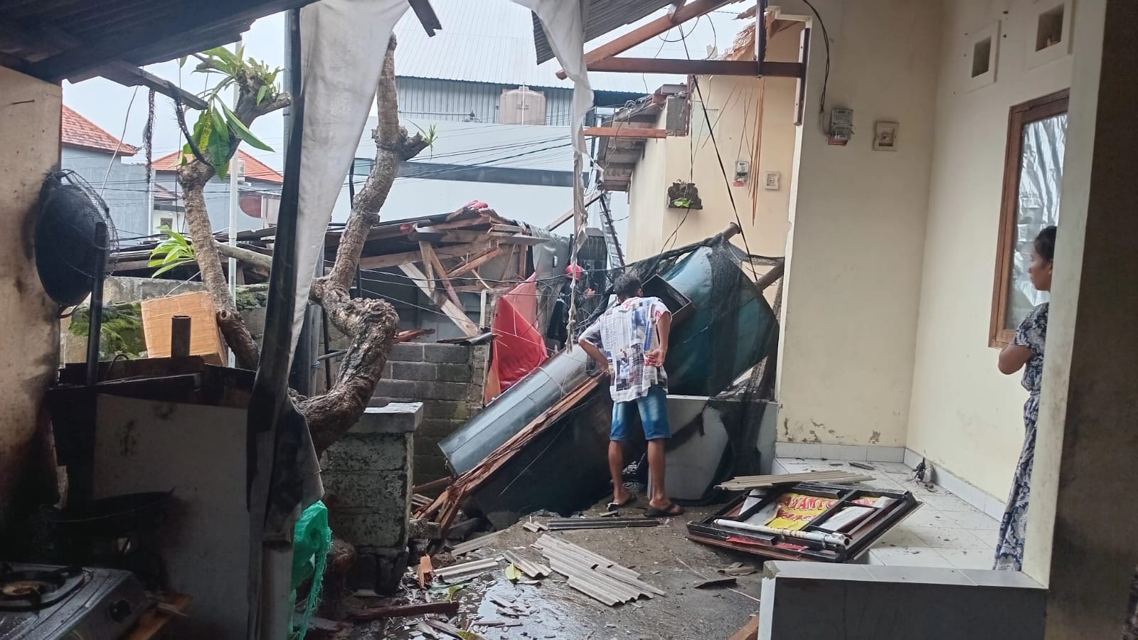 RUSAK: Area pabrik dan bangunan kos mengalami kerusakan akibat ledakan mesin boiler.