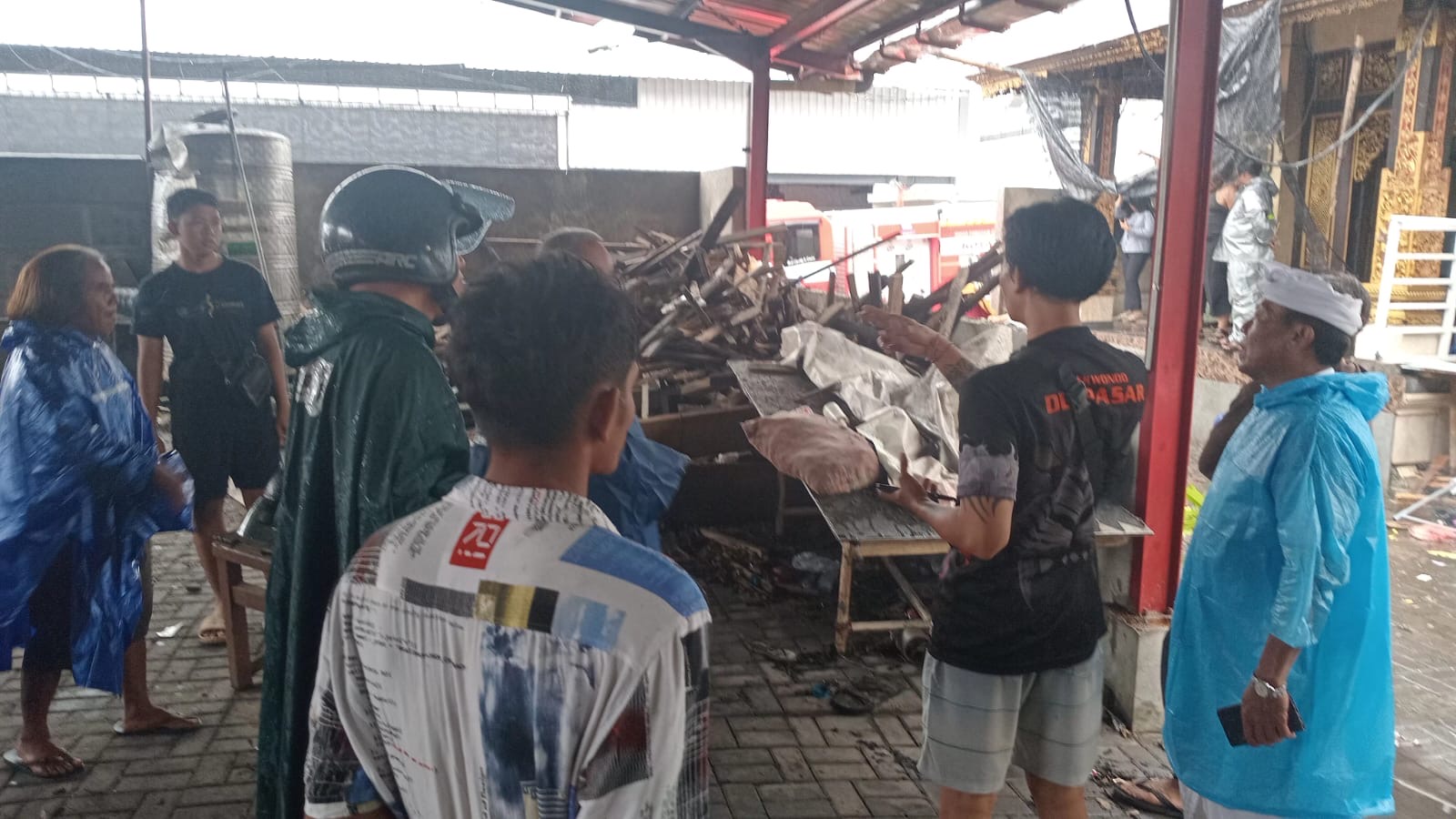 RUSAK: Area pabrik dan bangunan kos mengalami kerusakan akibat ledakan mesin boiler.