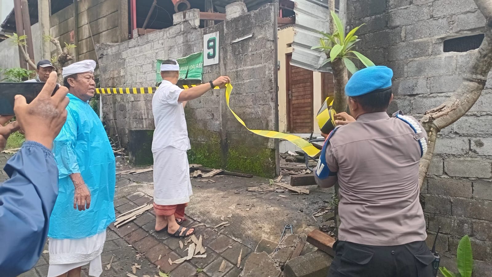RUSAK: Area pabrik dan bangunan kos mengalami kerusakan akibat ledakan mesin boiler.