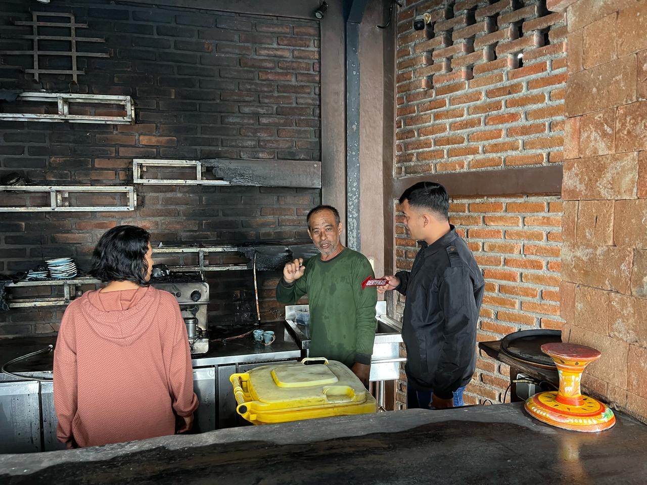 OLAH TKP : Petugas polisi saat melakukan identifikasi kebakaran di Royal Roco Breege Rabu (12/2/2025).&nbsp;