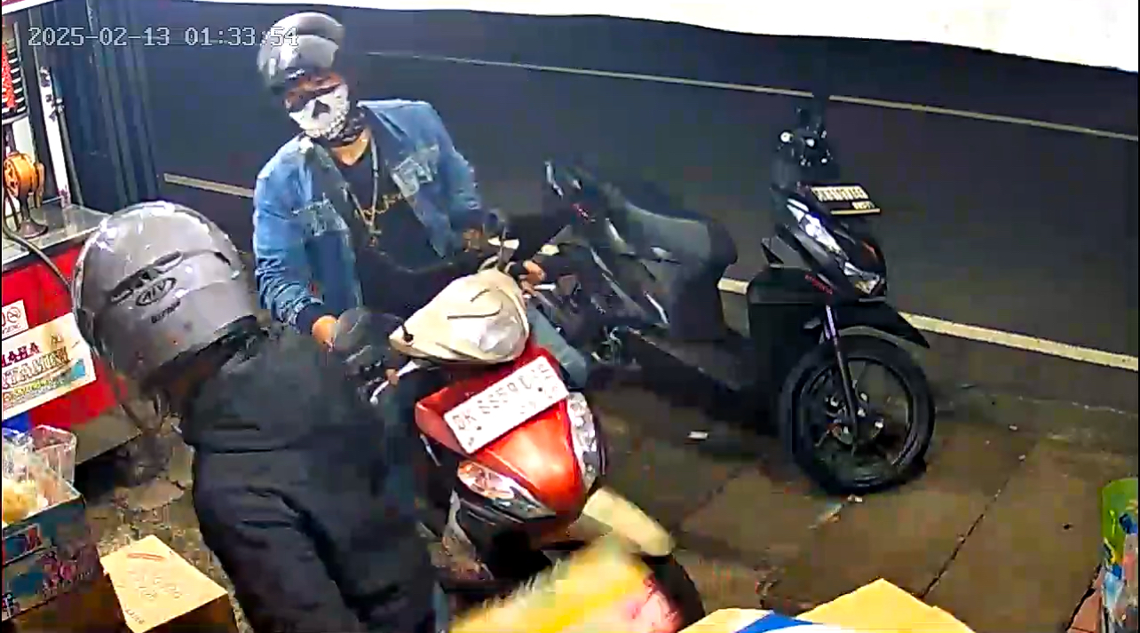 Tangkapan layar rekaman cctv terduga pelaku penusukan yang memakai kemeja jeans lengan panjang dan celana panjang jeans, helm hitam, dan penutup wajah (buff) warna hitam.