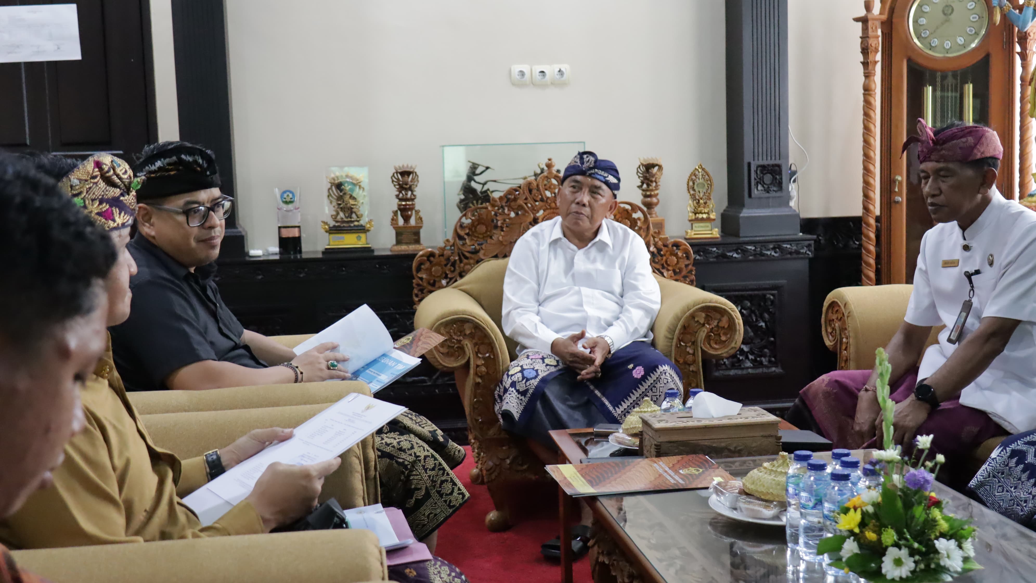 Bupati Jembrana I Nengah Tamba saat menerima entry meeting pemeriksaan interim  LKPD Tahun 2024.