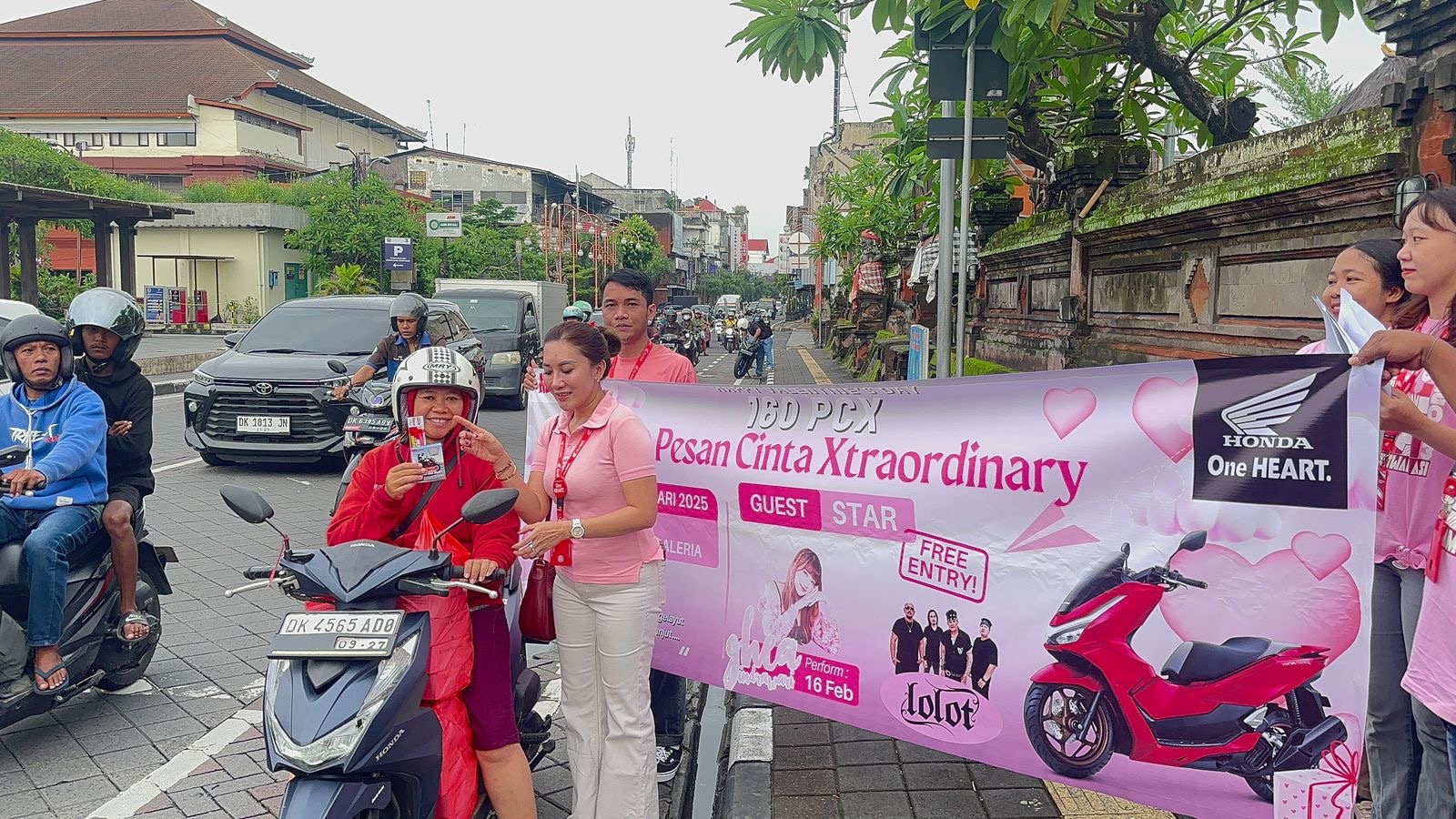 Kegiatan bagi-bagi coklat yang dilakukan Astra Motor Bali di hari valentine, Jumat (14/2/2025).