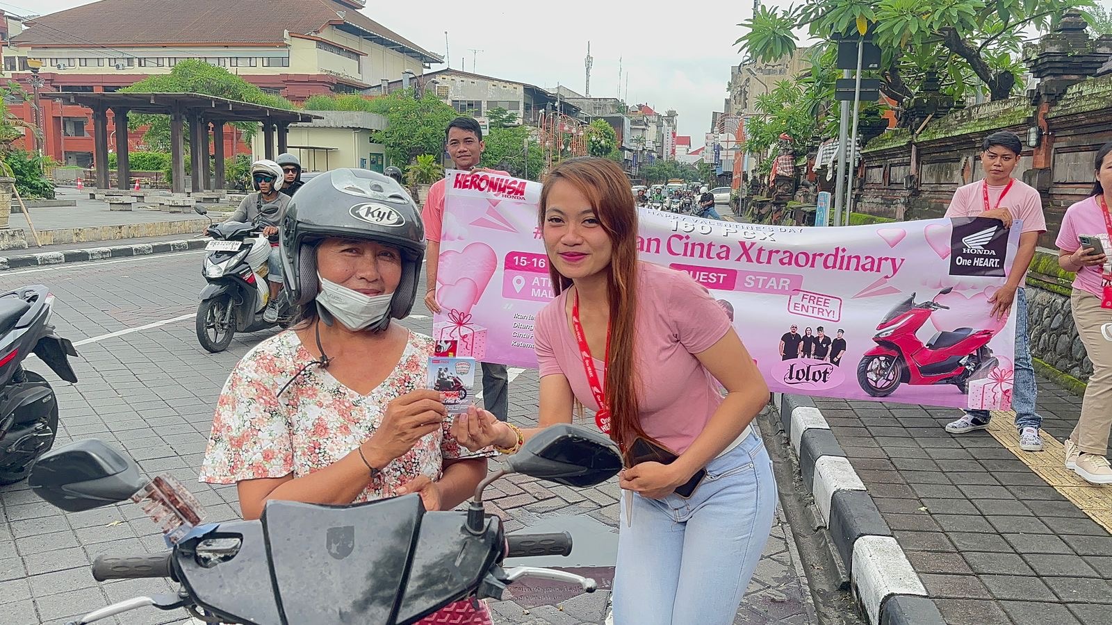 Kegiatan bagi-bagi coklat yang dilakukan Astra Motor Bali di hari valentine, Jumat (14/2/2025).