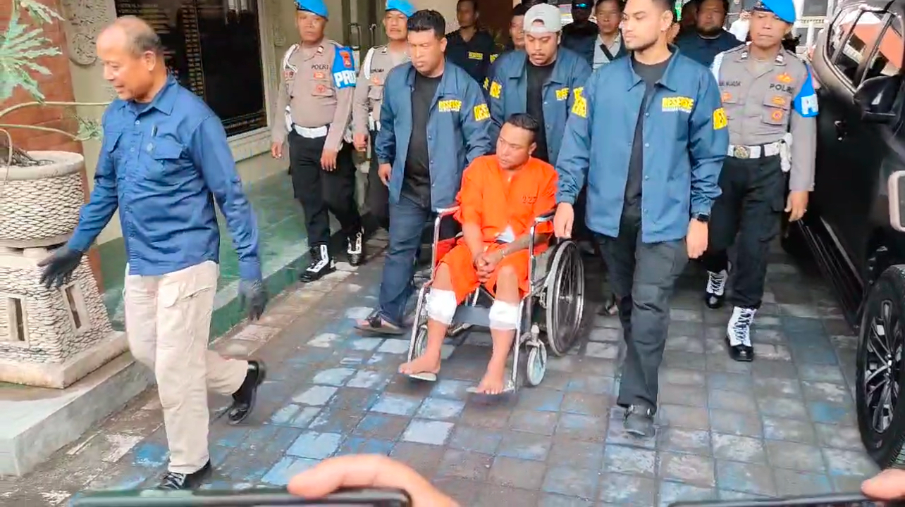 Bastomi Prasetiawan, tersangka penusukan Kadek Parwata saat ditangkap polisi.