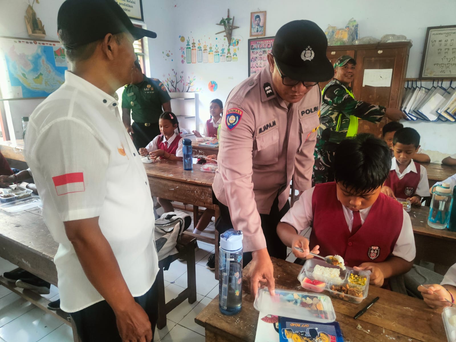 Wadah plastik digunakan dalam distribusi makanan program MBG di wilayah Kecamatan Pekutatan, Senin (17/2/2025).