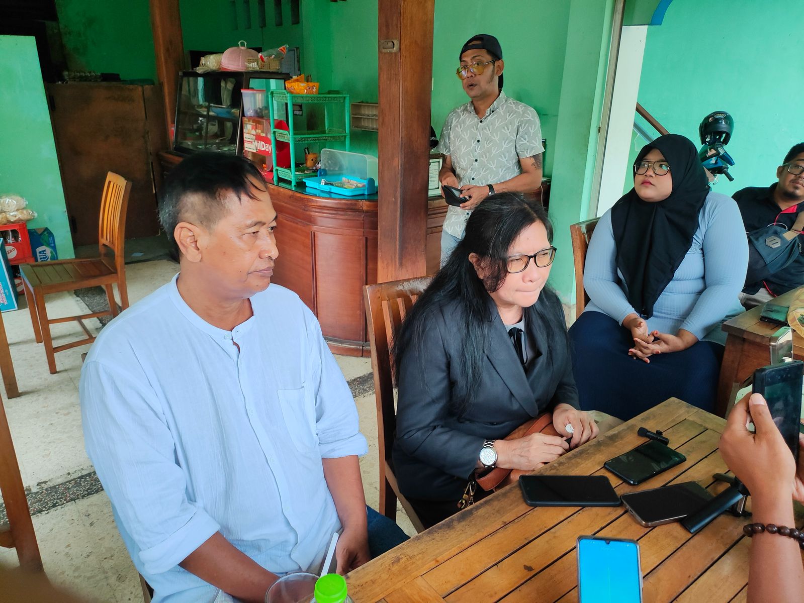 Ipung mendampingi kliennya I Gusti Putu Wirawan usai memberikan keterangan kepada Propam Polda Bali pada Senin, 17 Februari 2025.