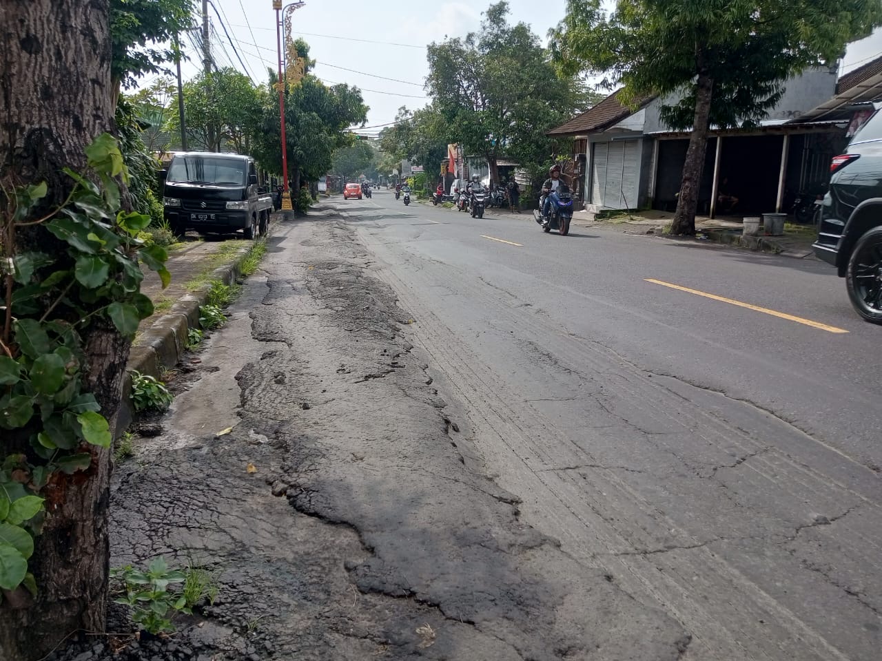 BERGELOMBANG: Ruas jalan Padangkerta mengalami kerusakan.