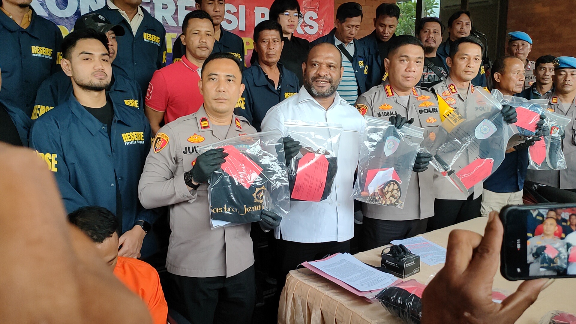 Polisi menunjukkan barang bukti kasus penusukan, Senin (17/2/2025)