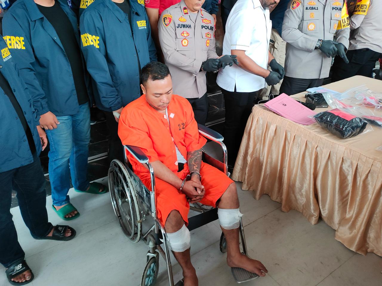 TERSANGKA: Bastomi Prasetiawan&nbsp;tertunduk lesu saat di Mapolresta Denpasar.