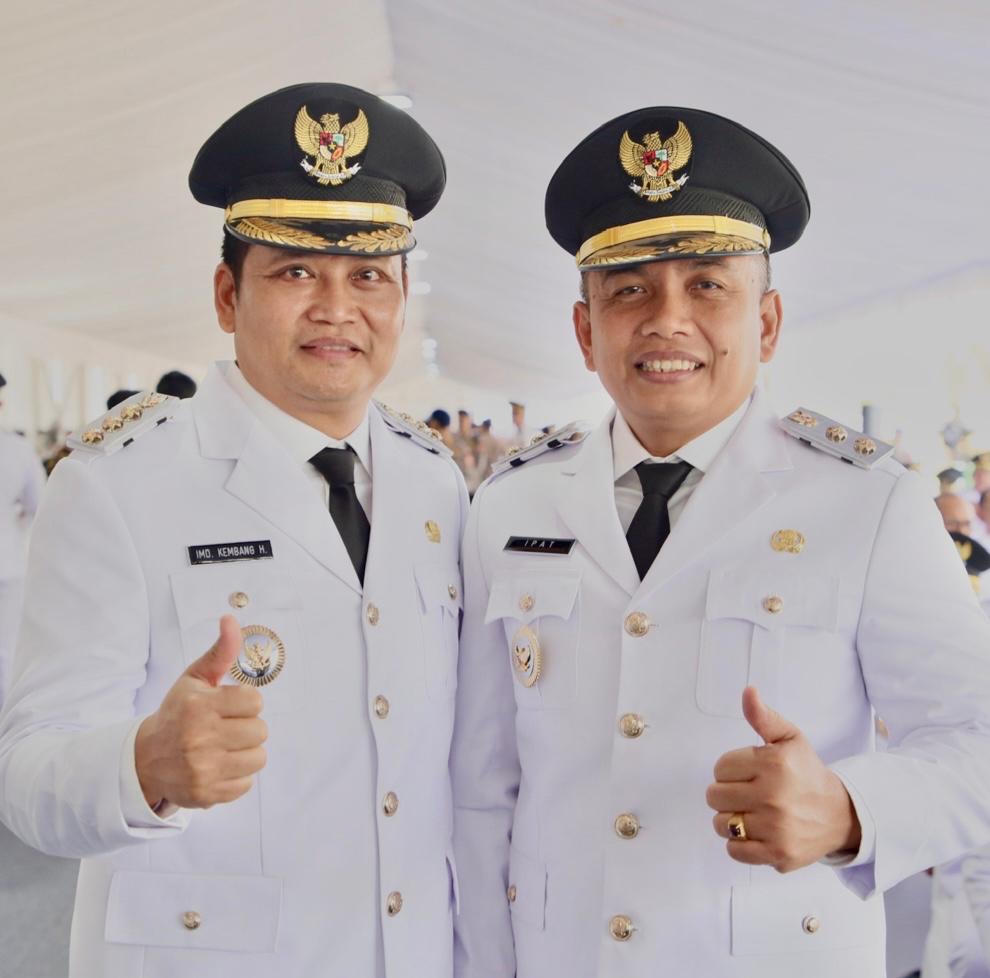 Pasangan I Made Kembang Hartawan dan I Gede Ngurah Patriana Krisna usai acara pelantikan di Istana Presiden Jakarta.