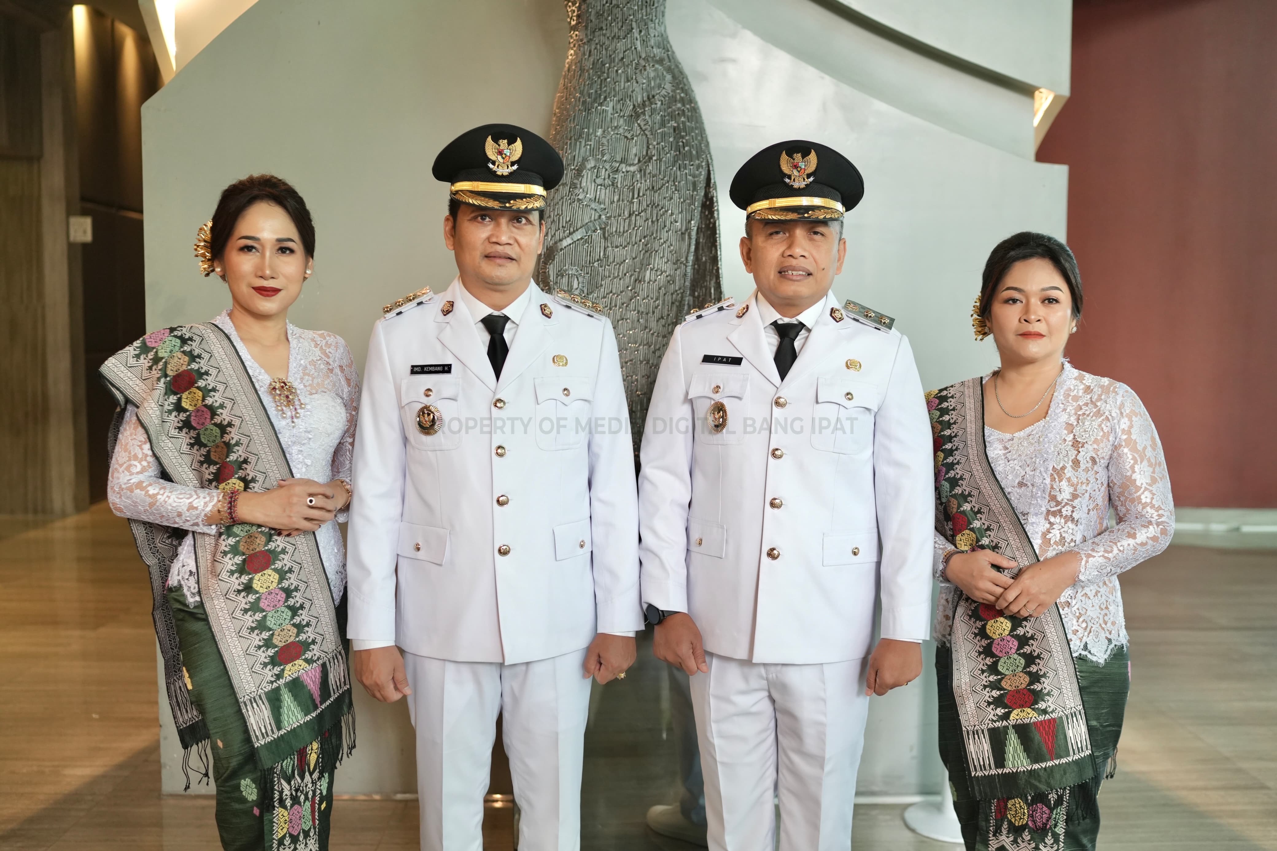 Pasangan I Made Kembang Hartawan dan I Gede Ngurah Patriana Krisna didampingi istri usai acara pelantikan di Istana Presiden Jakarta.