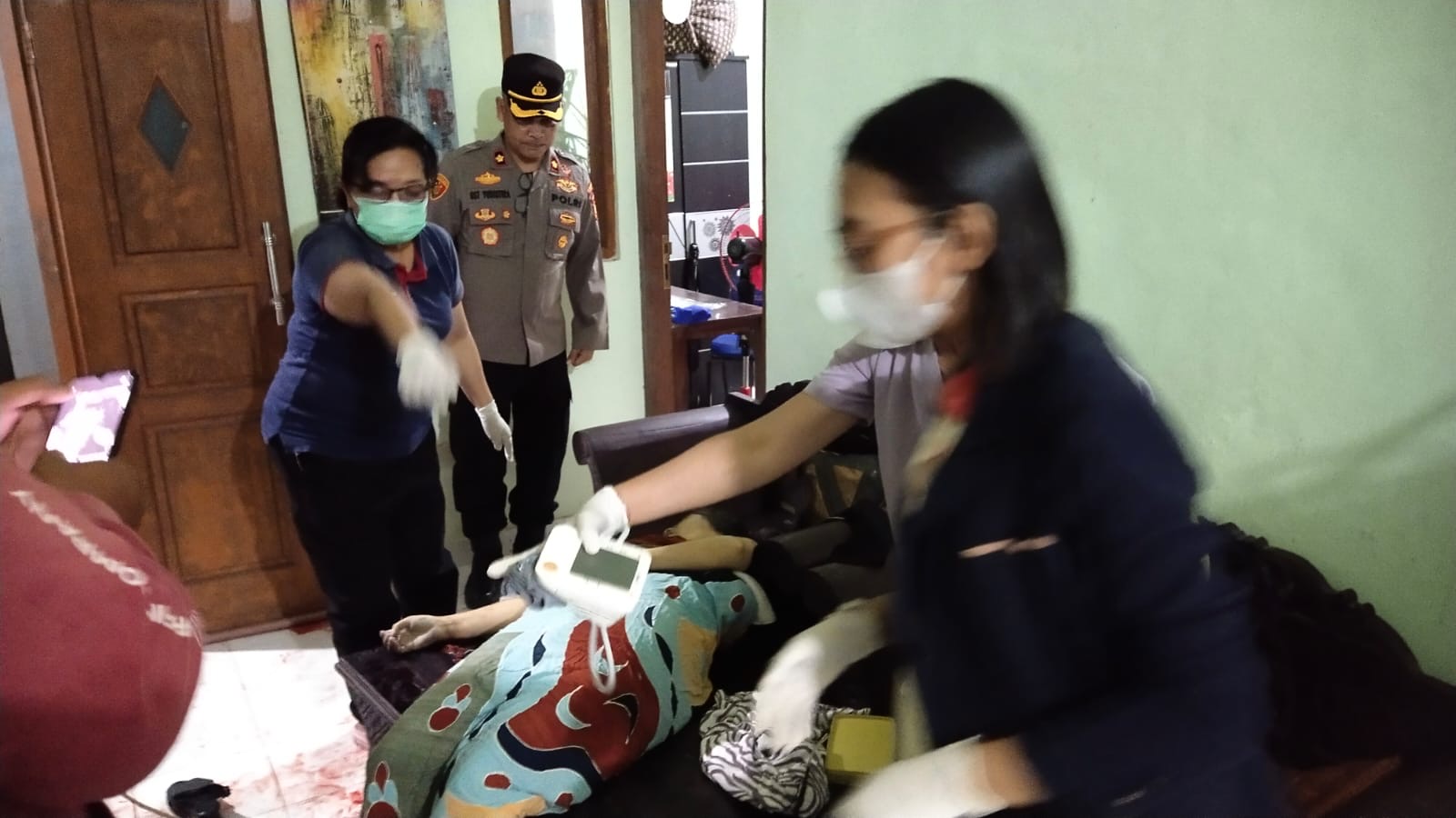LIDIK: Kepolisian melakukan penyelidikan di rumah tempat ditemukannya seorang ibu tewas dan anaknya terluka.