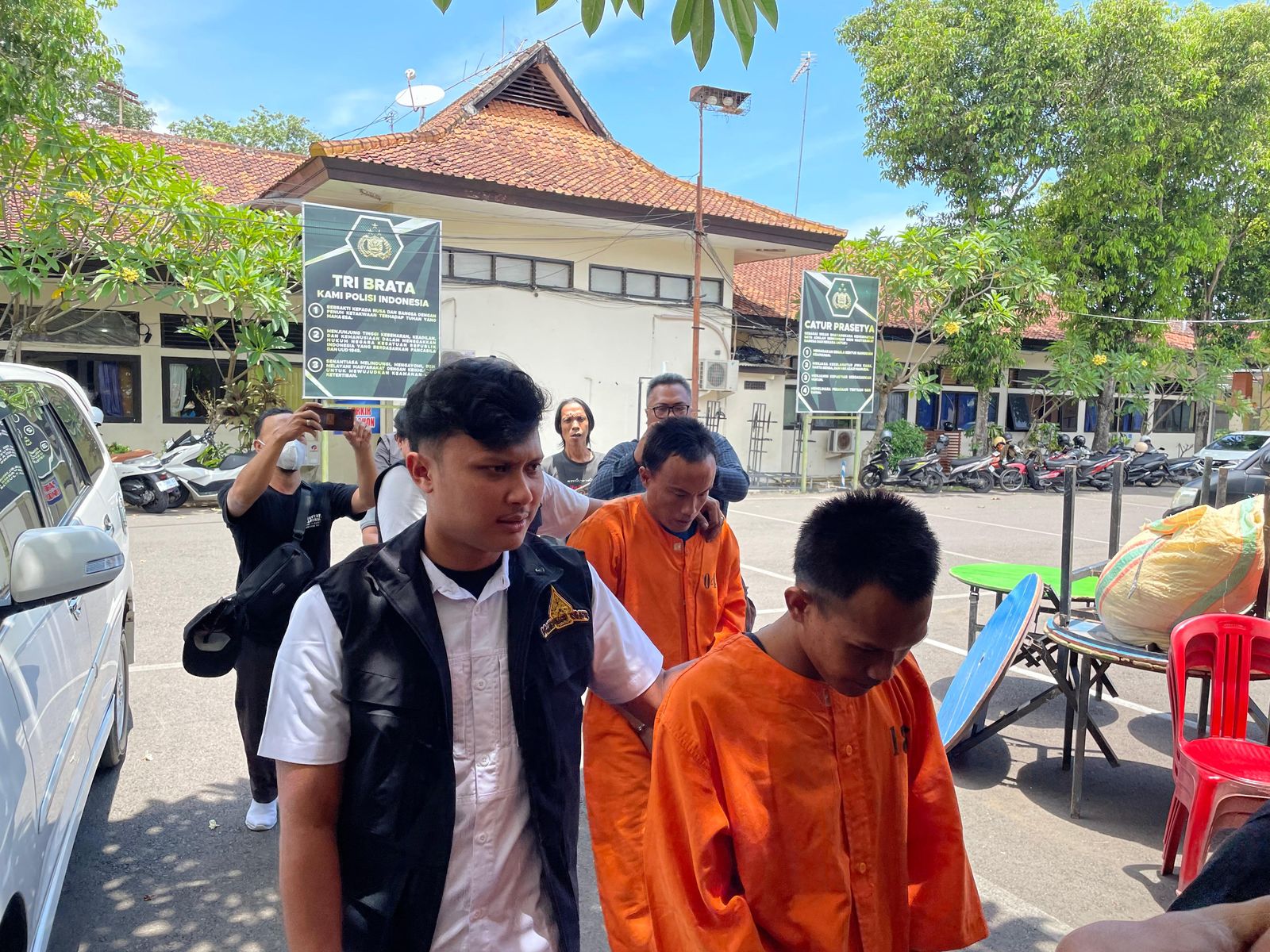 CURI AKI : Tersangka pencurian aki mobil saat digiring ke Aula Polres Jembrana, Senin (24/2)