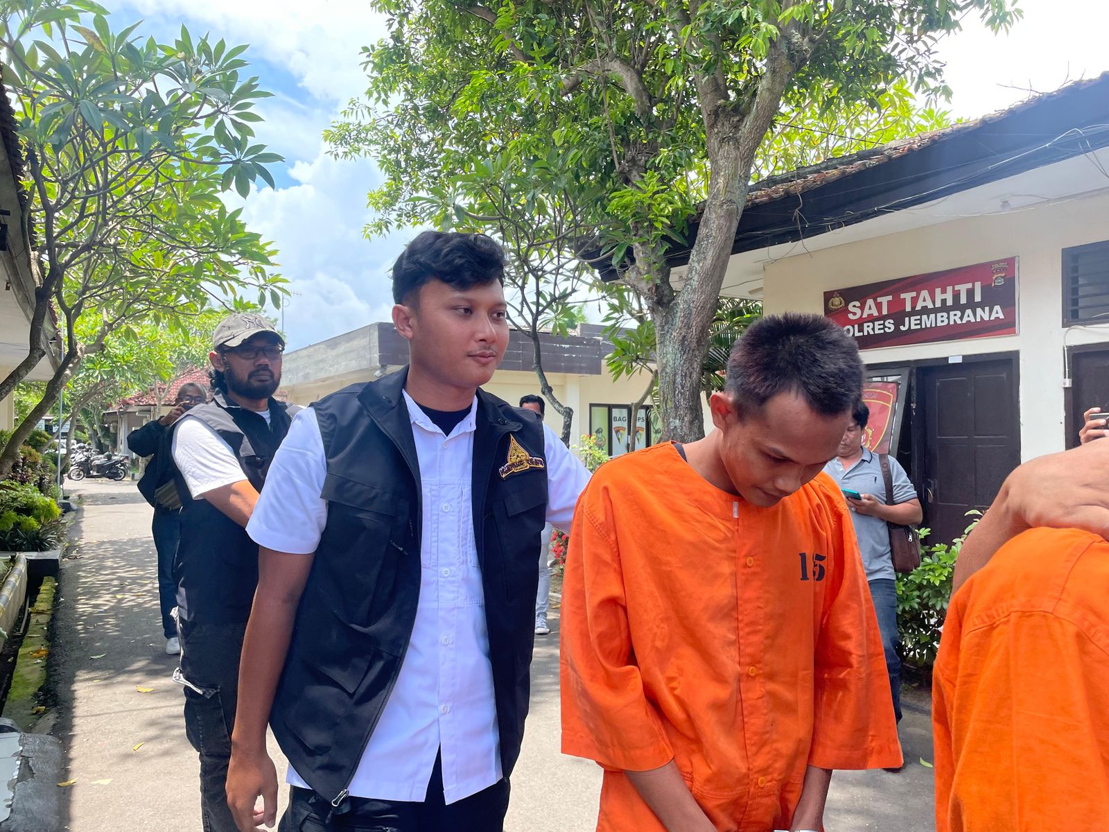CURI AKI : Tersangka pencurian aki mobil saat digiring ke Aula Polres Jembrana, Senin (24/2).