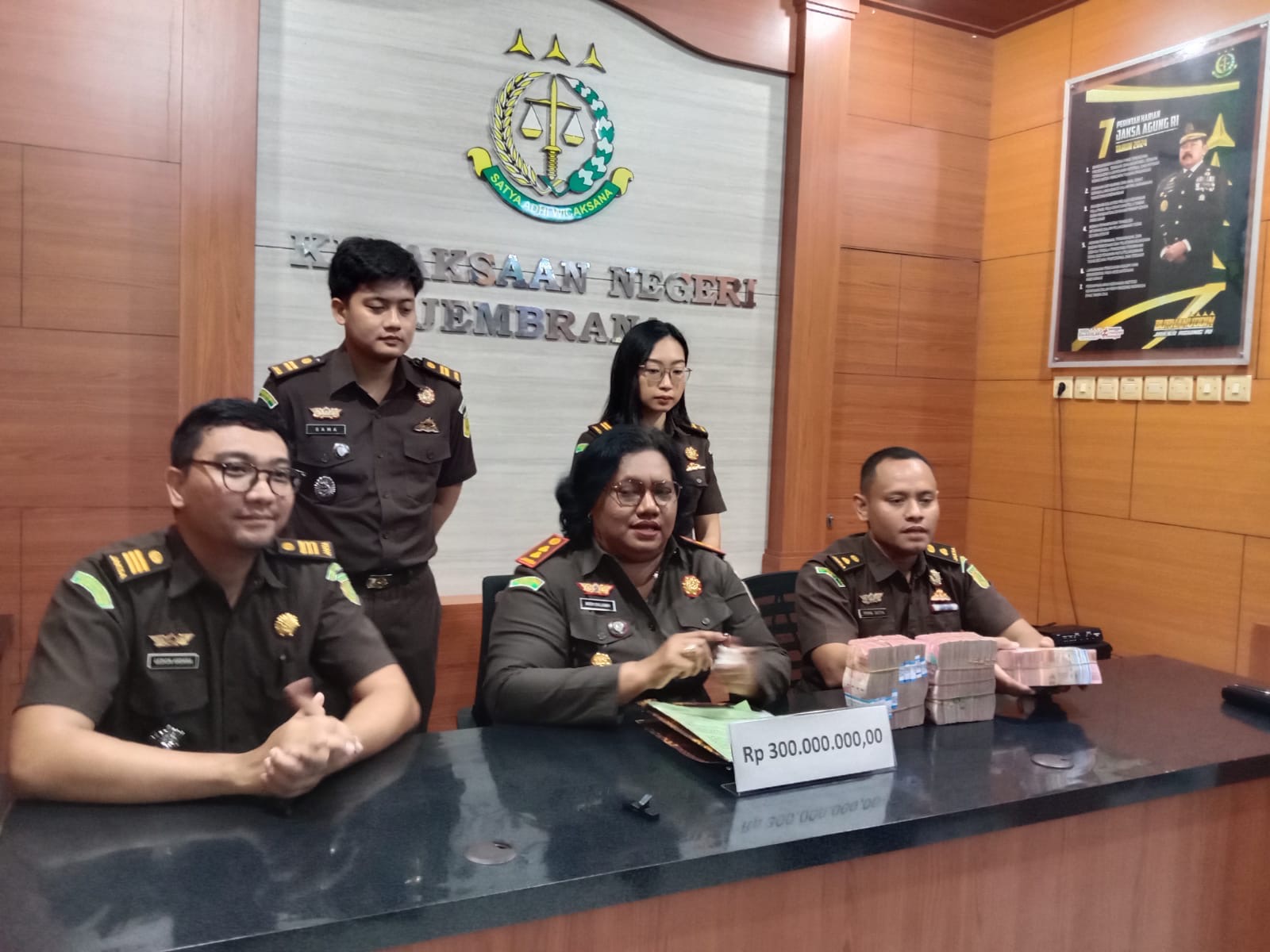 Kajari Jembrana Salmonia Meyke Saliama saat menerima uang titipan pengganti dari pihak keluarga dan Penasehat Hukum terdakwa Gusti Ayu Kade Juli Astuti sebesar Rp 300 Juta, Rabu (26/2)