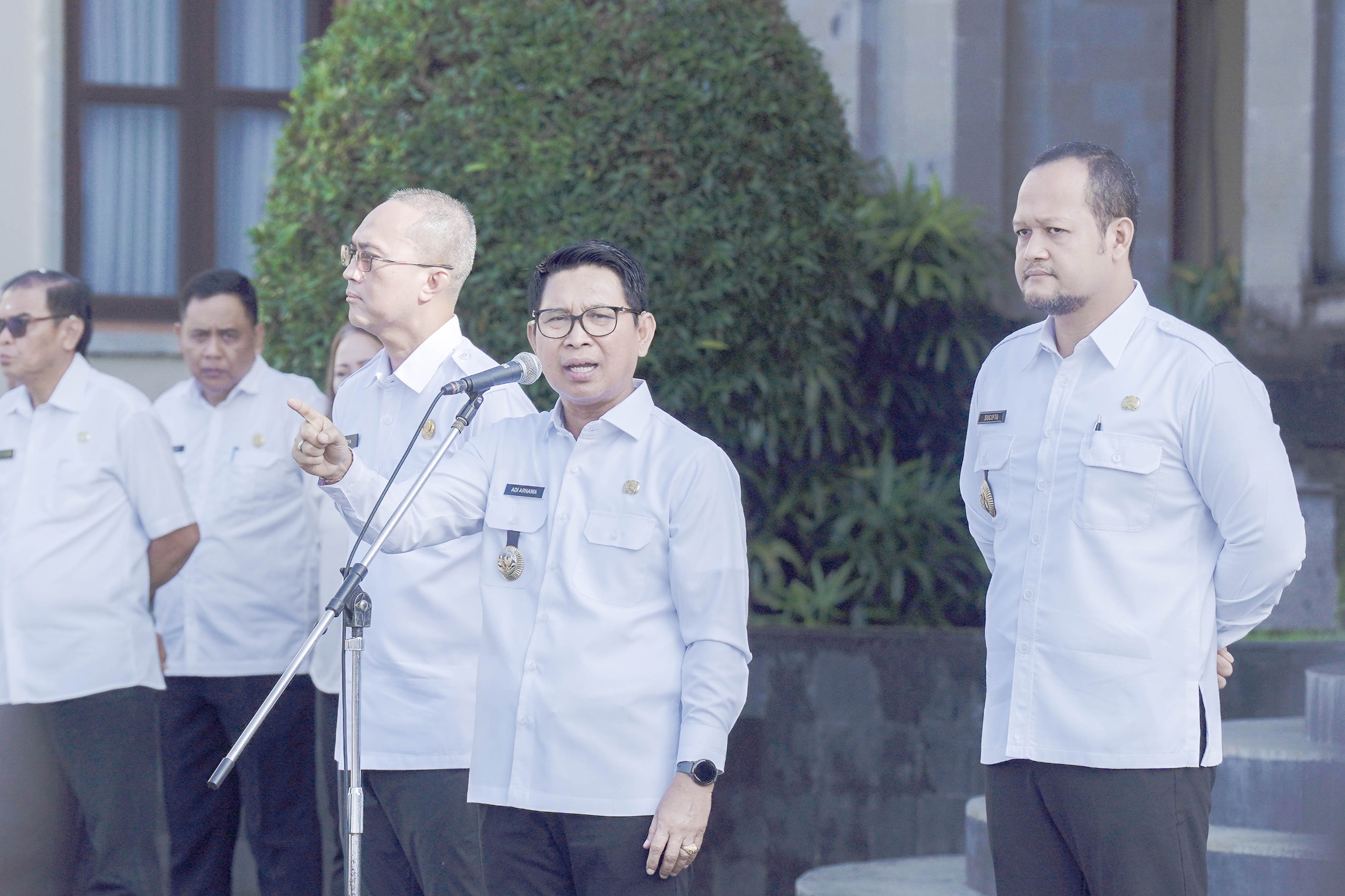 PENGARAHAN: Bupati Adi Arnawa didampingi Wabup Alit Sucipta dan Sekda Surya Suamba saat memberikan pengarahan kepada seluruh Pejabat dan Pegawai di lingkungan Pemkab Badung, Rabu (26/2).
