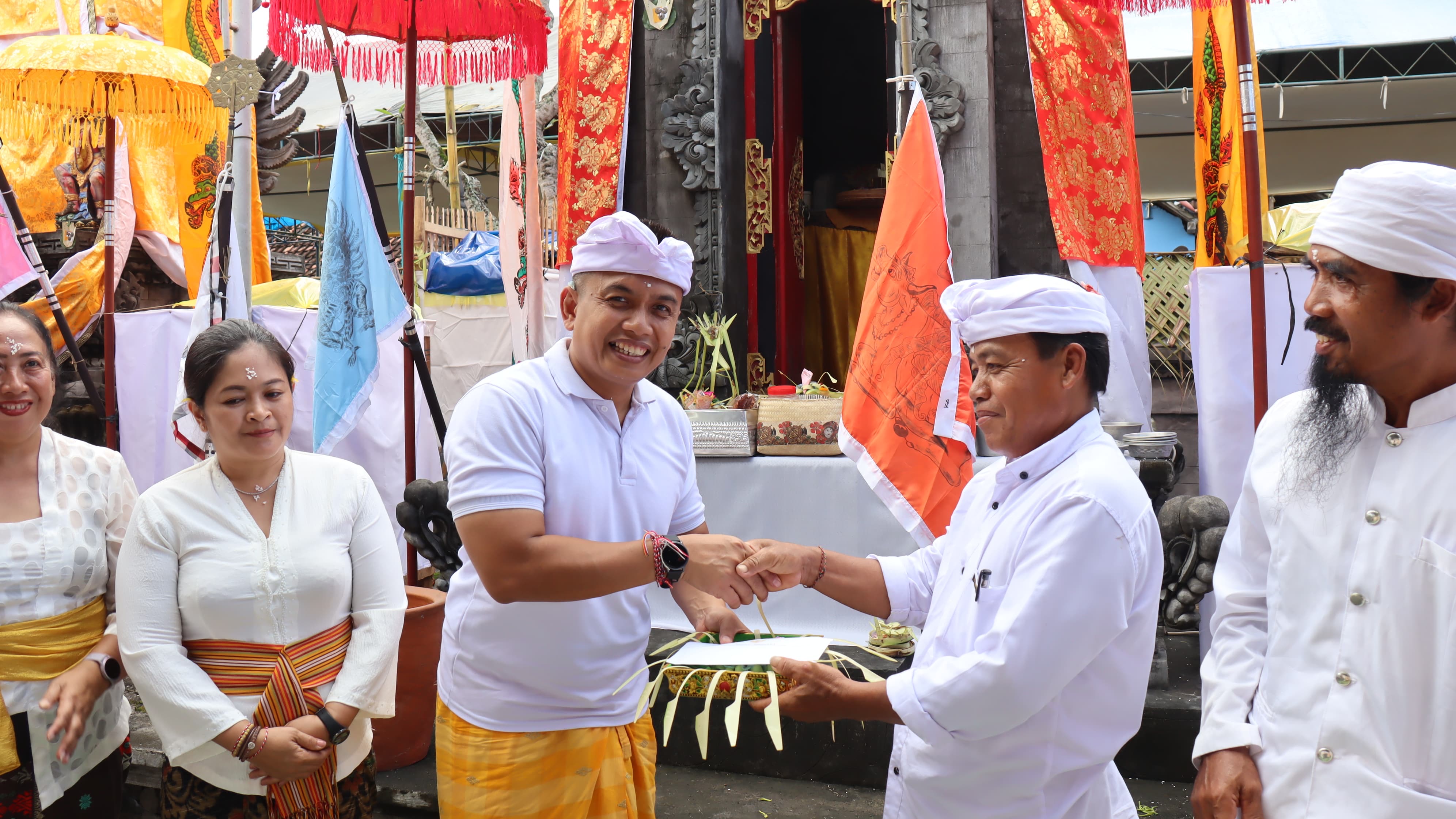 Wabup Ipat saat mengahdiri puncak karya ngentwg linggih Pura Setya Dharma Jati Banyuwangi.