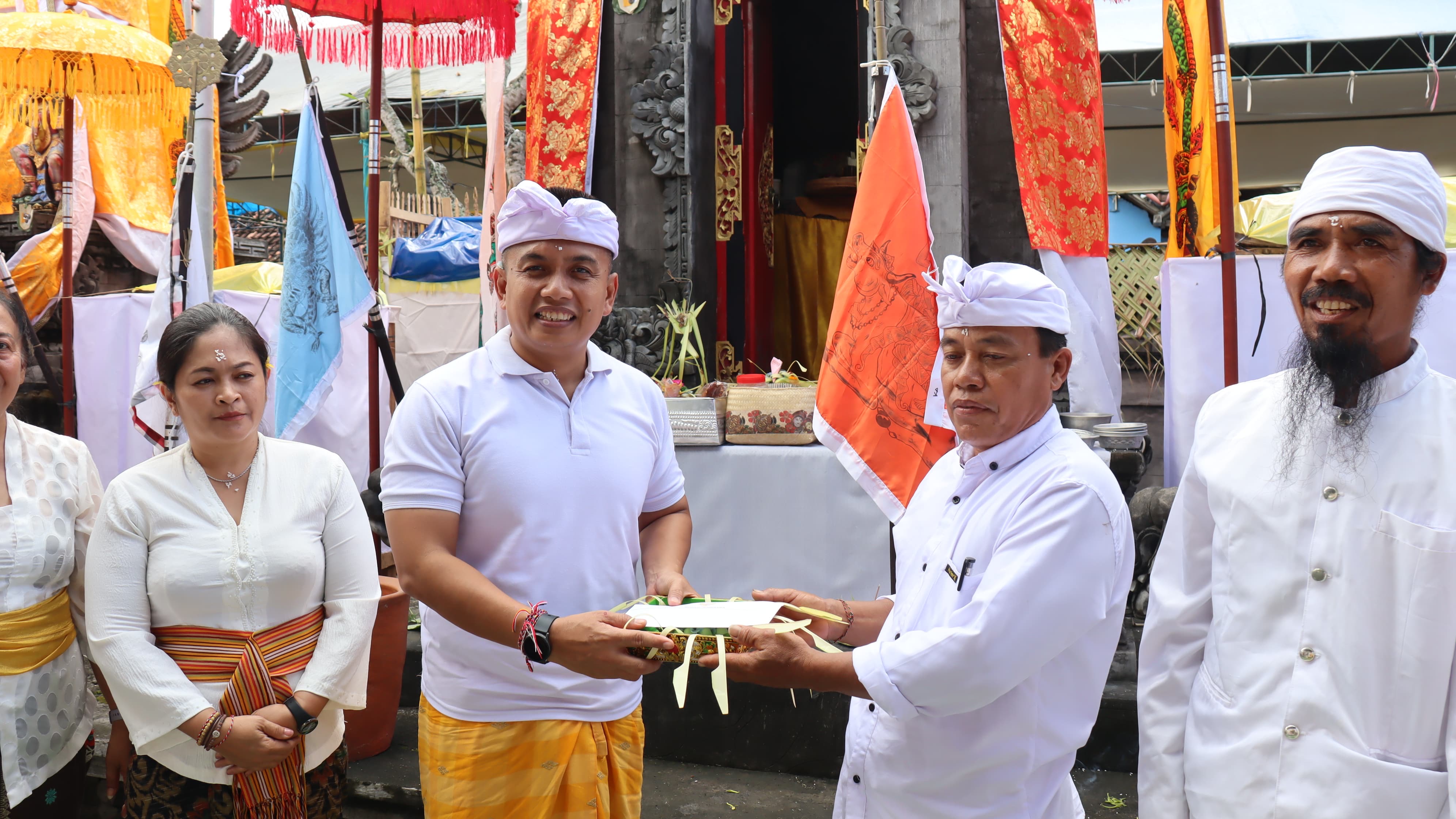 Wabup Ipat saat mengahdiri puncak karya ngentwg linggih Pura Setya Dharma Jati Banyuwangi.