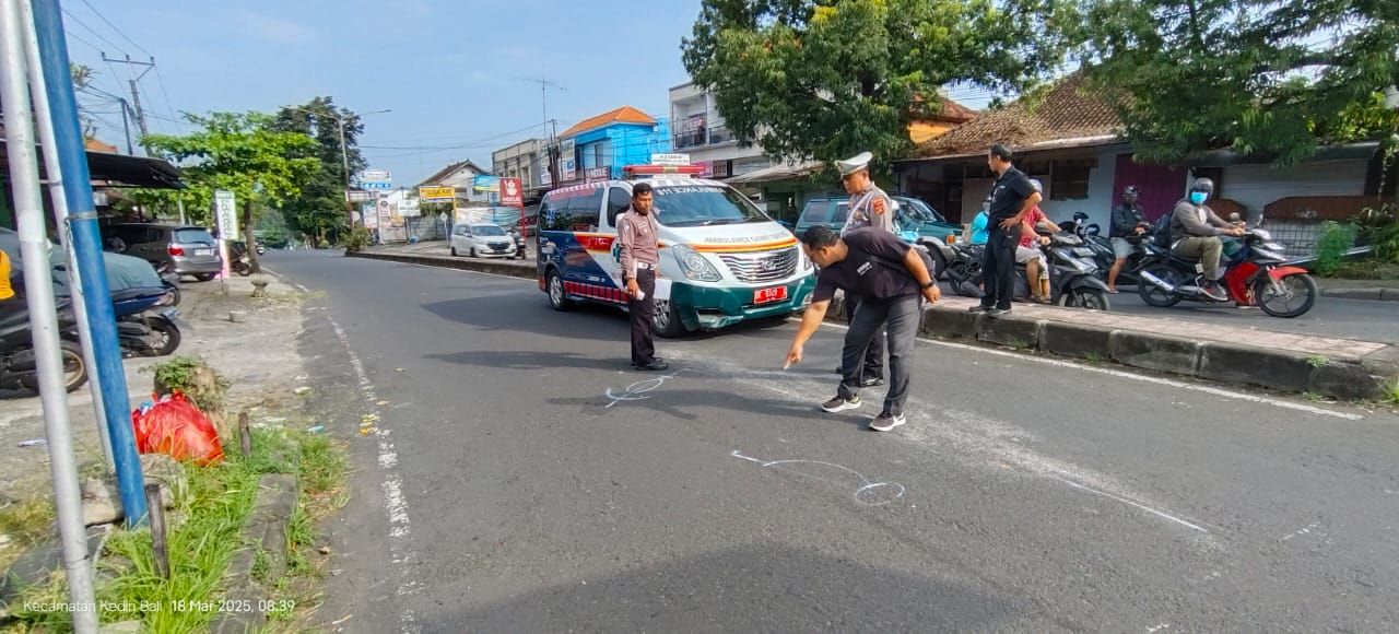 Polantas Tabanan menggelar olah TKP kecelakaan pemotor tertabrak ambulan hingga meninggal.