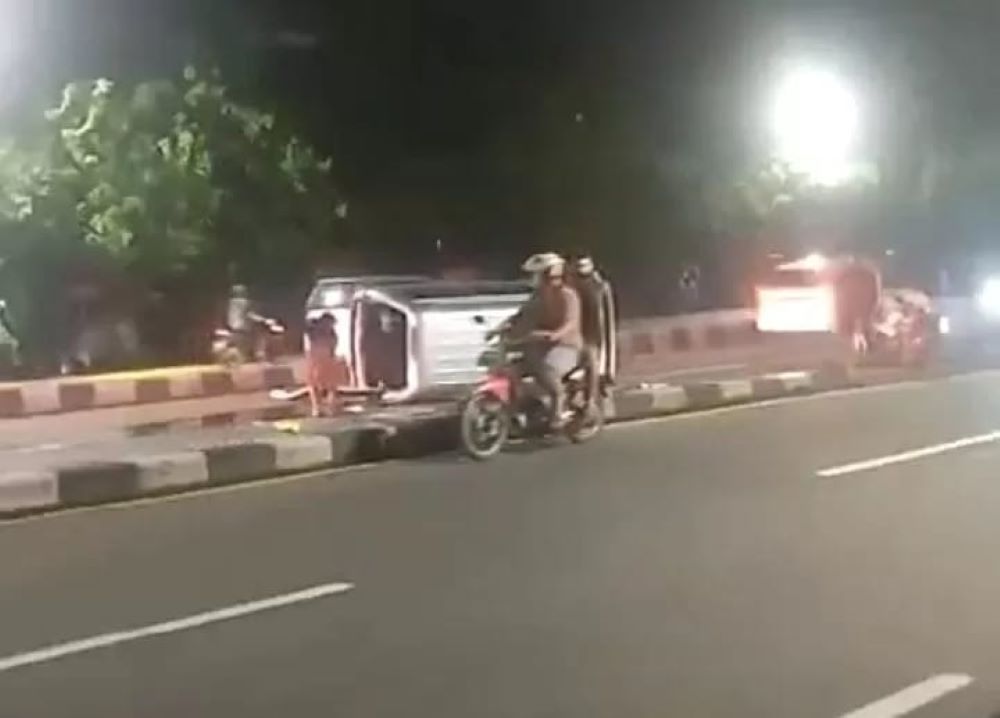 Mobil Suzuki Carry terguling di depan Stasiun Waru Sidoarjo mengakibatkan pengemudi luka berat.