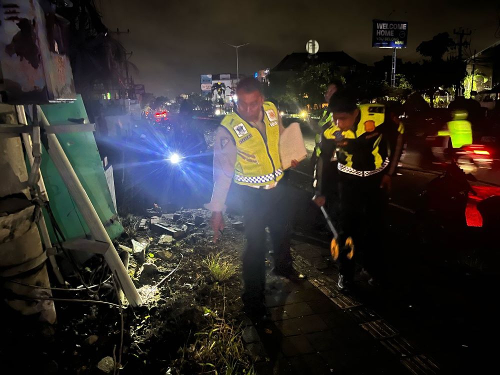 Polantas Denpasar melakukan olah TKP kecelakaan yang menewaskan pemotor asal Jembrana di Sunset Road Kuta.
