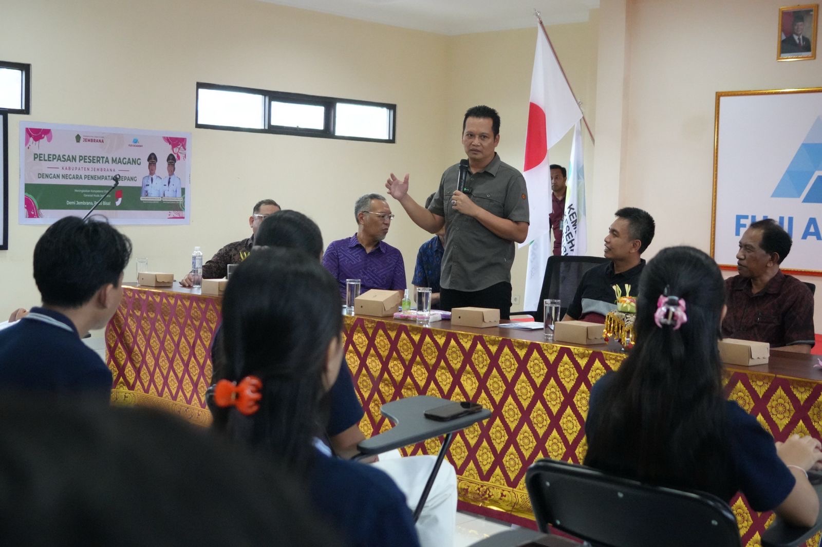 Bupati Jembrana I Made Kembang Hartawan saat acara pelepasan peserta magang ke Jepang, Senin (23/3/2025).