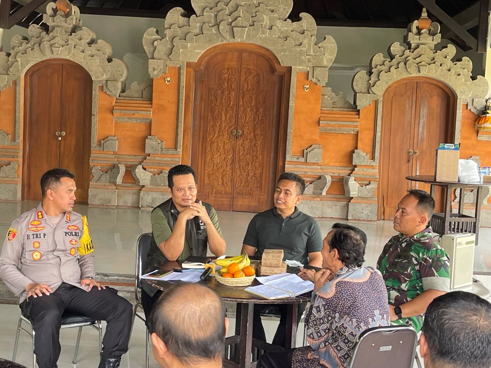 Bupati Jembrana Kembang Hartawan memimpin rapat bersama FKUB terkait video pelanggaran Nyepi di Loloan Barat dan Loloan Timur.