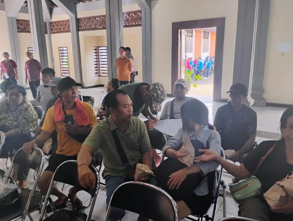 Warga Nusa Penida yang terkena sanksi adat dievakuasi ke SKB Banjarangkan Klungkung.