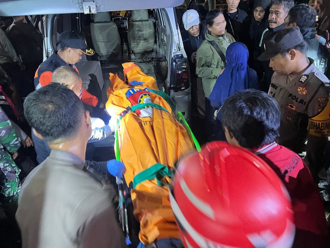 Jenazah wanita Buleleng yang meninggal bundir di Tukad Bangkung akan dievakuasi ke RS Kapal Badung.