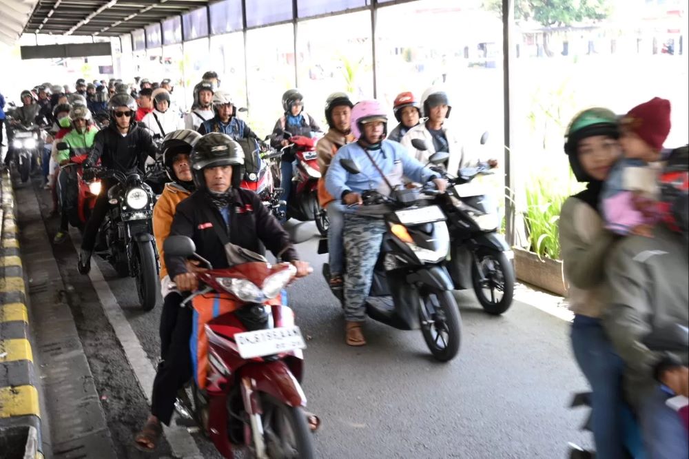 Arus balik lebaran dari Jawa menuju Bali mulai memadati Pelabuhan Ketapang.