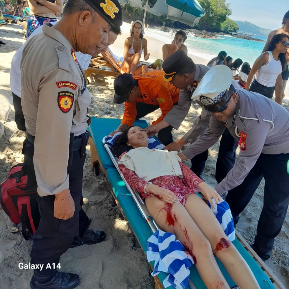 Polisi mengevakuasi turis rusia yang kecelakaan tersapu ombak di Pantai Bias Tugel Karangasem.