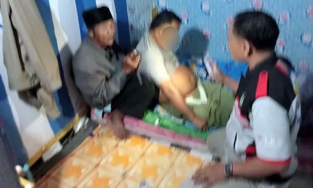Korban Ant ditolong rekannya sesaat sebelum meninggal di warung remang-remang Pasuruan setelah kencani PSK.