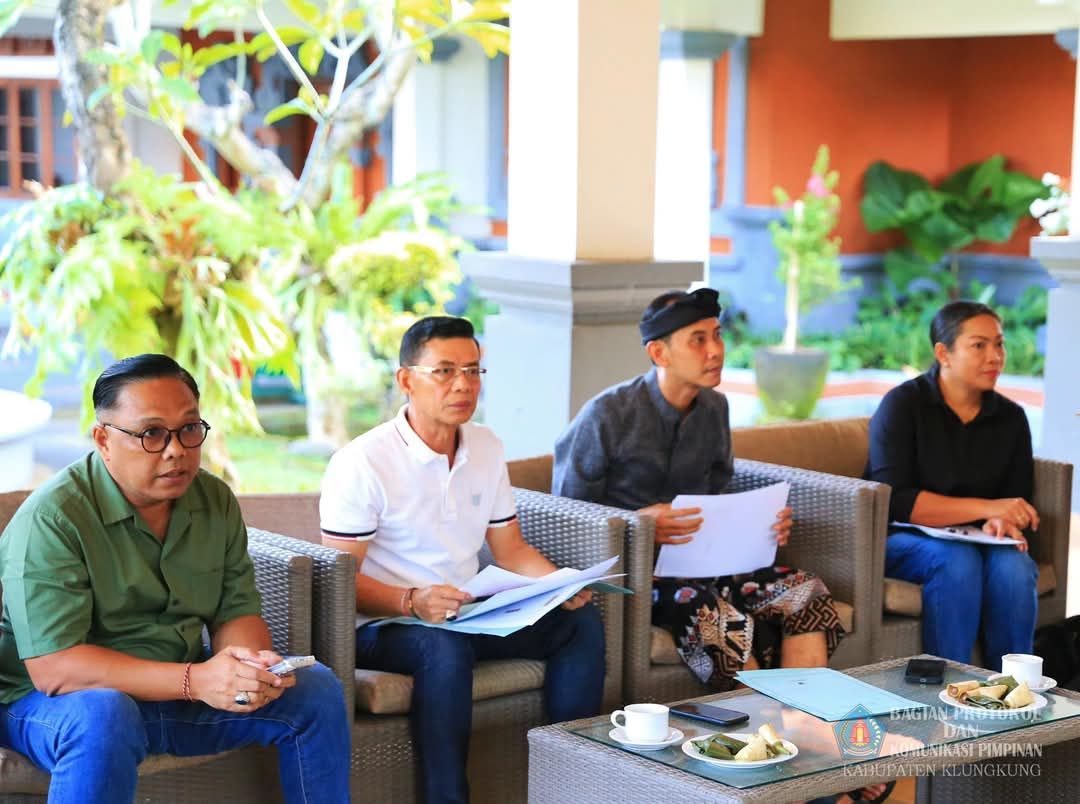 Bupati Klungkung I Made Satria bersama Wakil Bupati Tjokorda Gde Surya Putra memimpin rapat persiapan Festival  Semarapura  di Rumah Jabatan Bupati Klungkung, Sabtu (5/4/2025).