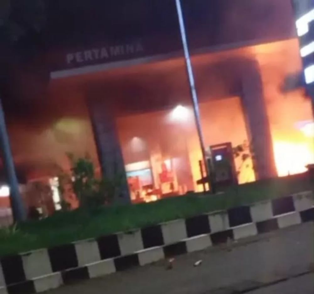 Karyawan sigap,kebakaran di SPBU Maesan Bondowoso berhasil dijinakkan.