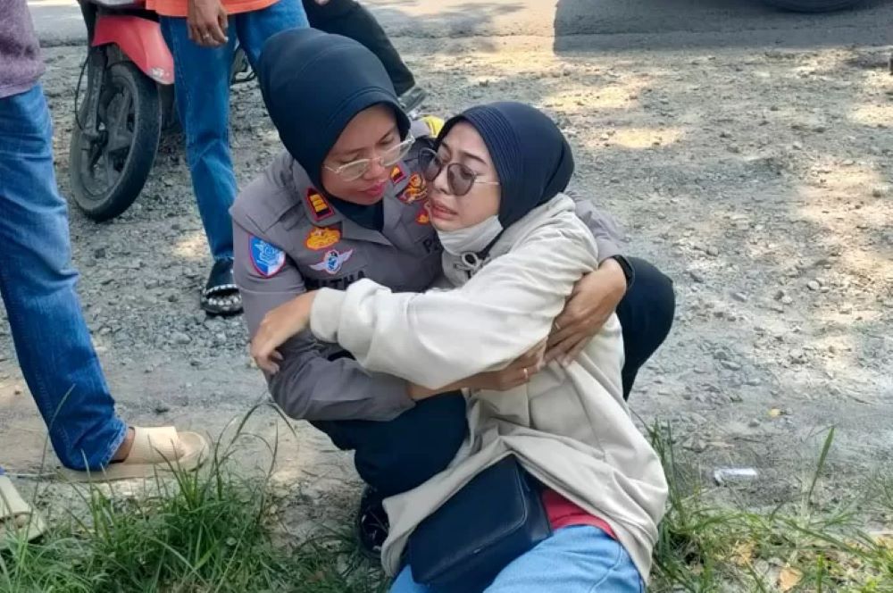 Kasatlantas Polres Rembang, AKP Ryan Mitha Pangesthy menenangkan pemotor yang syok setelah senggolan dengan motor korban.