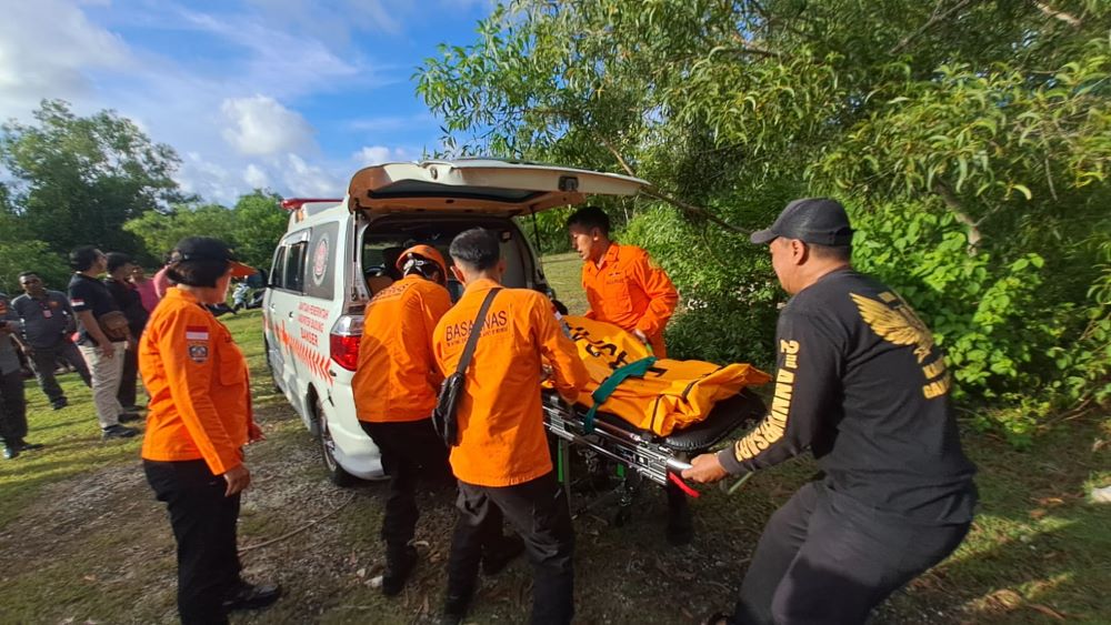 Tim Basarnas mengevakuasi sopir truk angkut alat berat yang kecelakaan di Kuta Selatan.