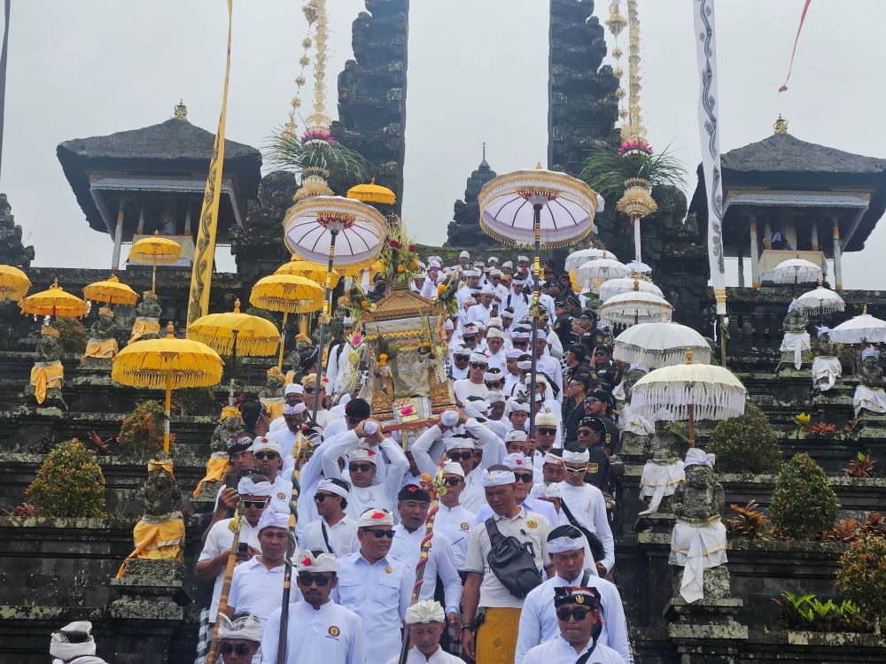Prosesi melasti dilaksanakan serangkaian Karya Ida Bhatara Turun Kabeh di Pura Agung Besakih, Rendang, Karangasem, pada Kamis (10/4/2025).
