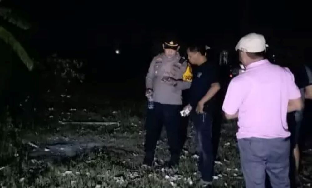Polisi memeriksa TKP ledakan petasan yang melukai bocah 12 tahun di Jombang.
