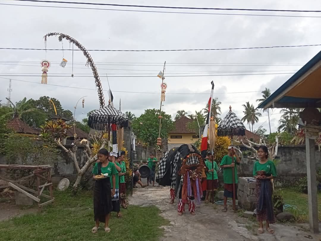 Ngelawang saat Galungan dan Kuningan sebagai upaya untuk menetralisir energi negatif.