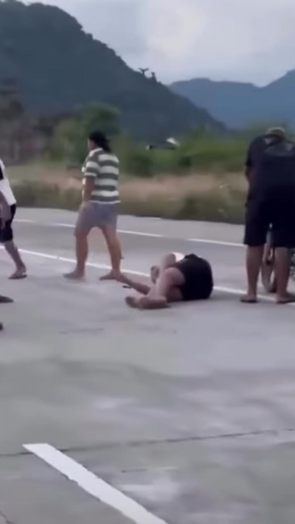 Rekaman video yang beredar di media sosial memperlihatkan pemotor tergeletak kecelakaan di Jembatan Merah Klungkung.