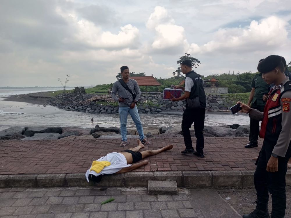 Polisi melakukan olah TKP kakek kehilangan nyawa usai menyelamatkan cucunya di Pantai Gumicik Gianyar.