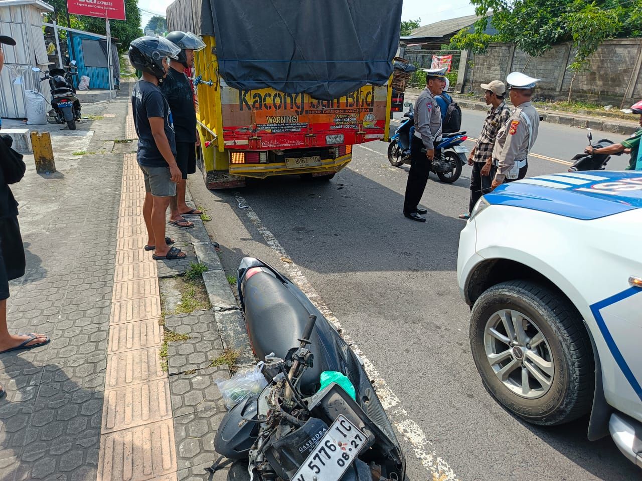 Polantas melakukan olah TKP kecelakaan yang menewaskan pengendara motor di Denpasar Utara.