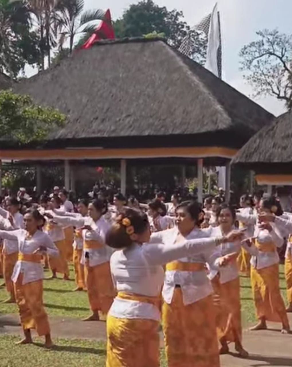 Tari Rejang Pamendak dipentaskan pada Umanis Galungan di Pura Batukaru Tabanan.