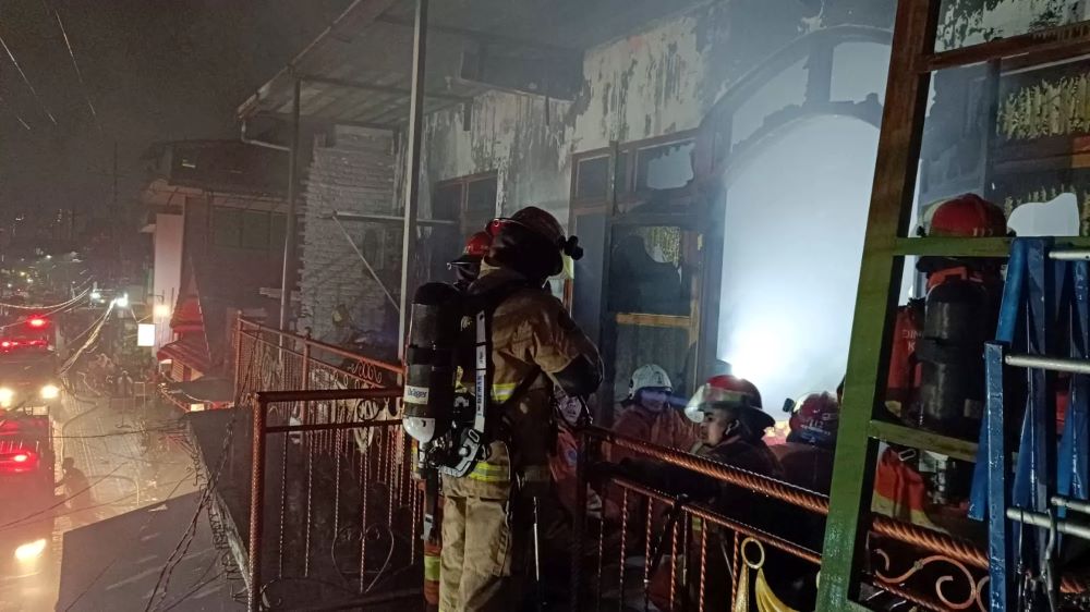 Kebakaran hebat merenggut dua nyawa di Tegalsari Surabaya.