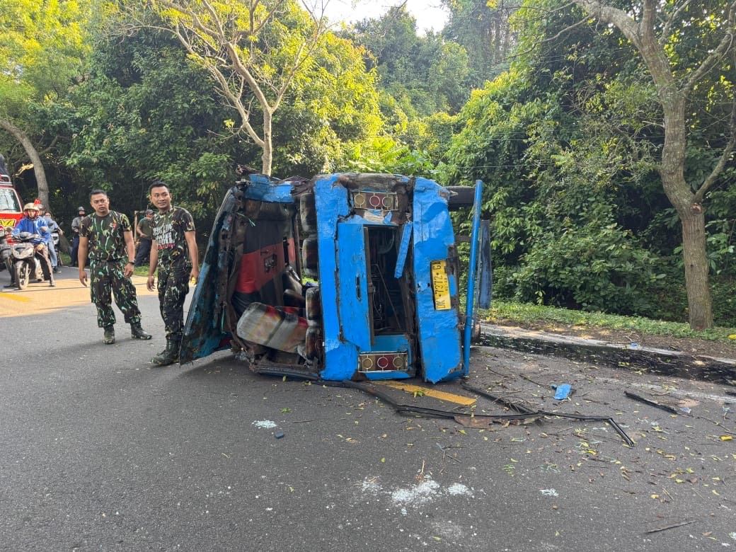 Salah satu mobil yang terlibat kecelakaan beruntun di Hutan Cekik Gilimanuk ringsek.