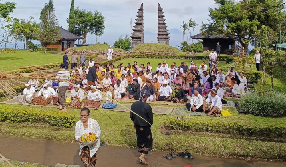 Umat Hindu merayakan Galungan di Candi Cetho Karanganyar lereng Gunung Lawu Rabu (23/4/2025).